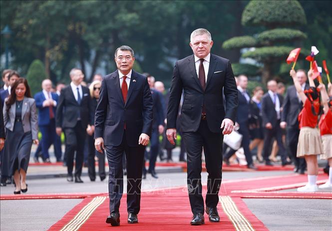 Thủ tướng Lê Minh Hưng đón Thủ tướng Slovakia Robert Fico. Ảnh: Dương Giang - TTXVN

