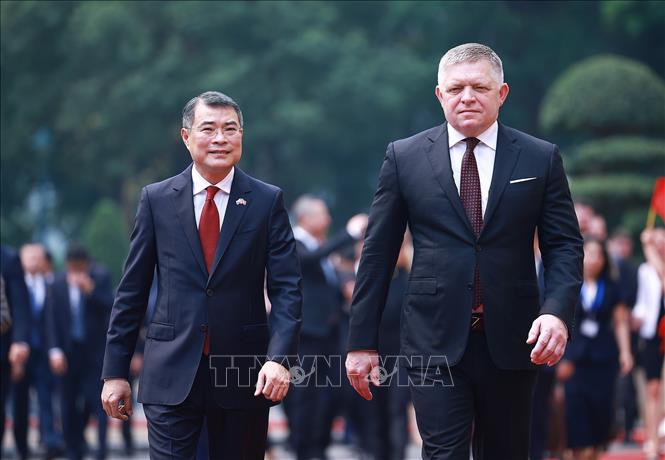 Thủ tướng Lê Minh Hưng đón Thủ tướng Slovakia Robert Fico. Ảnh: Dương Giang - TTXVN

