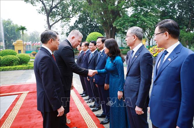Thủ tướng Lê Minh Hưng giới thiệu với Thủ tướng Slovakia Robert Fico thành viên đoàn Việt Nam. Ảnh: Dương Giang - TTXVN 
