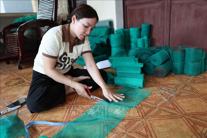 Từ những mảnh lưới vụn, người dân xã Long Sơn tận dụng làm ra những sản phẩm hữu ích. Ảnh: Hoàng Nhị - TTXVN