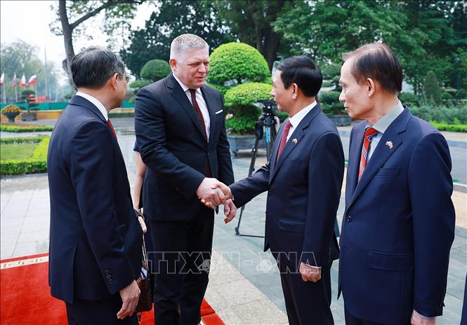 Thủ tướng Slovakia Robert Fico với thành viên đoàn Việt Nam. Ảnh: Dương Giang - TTXVN