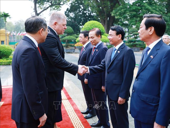 Thủ tướng Lê Minh Hưng giới thiệu với Thủ tướng Slovakia Robert Fico thành viên đoàn Việt Nam. Ảnh: Dương Giang - TTXVN 
