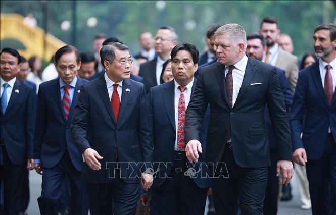 Sau lễ đón chính thức, Thủ tướng Lê Minh Hưng cùng Thủ tướng Slovakia Robert Fico di chuyển tới Trụ sở Chính phủ để tiến hành hội đàm. Ảnh: Dương Giang - TTXVN 