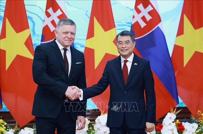 Thủ tướng Lê Minh Hưng và Thủ tướng Slovakia Robert Fico chụp ảnh chung. Ảnh: Dương Giang - TTXVN 
