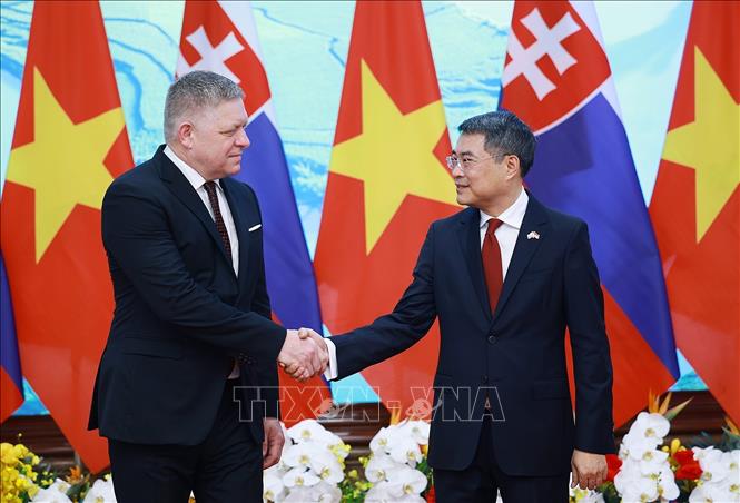 Thủ tướng Lê Minh Hưng và Thủ tướng Slovakia Robert Fico chụp ảnh chung trước hội đàm. Ảnh: Dương Giang - TTXVN 
