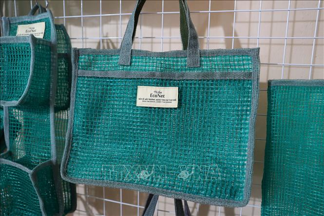 Sản phẩm túi đựng laptop được may từ những mảnh lưới vụn. Ảnh: Hoàng Nhị - TTXVN