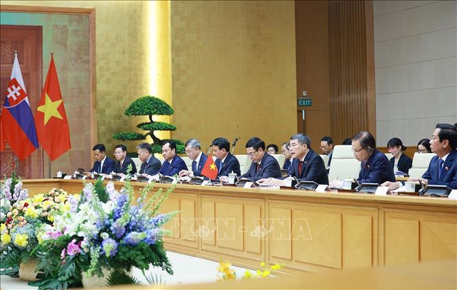 Thủ tướng Lê Minh Hưng và đoàn Việt Nam tại cuộc hội đàm với Thủ tướng Slovakia Robert Fico. Ảnh: Dương Giang-TTXVN 
