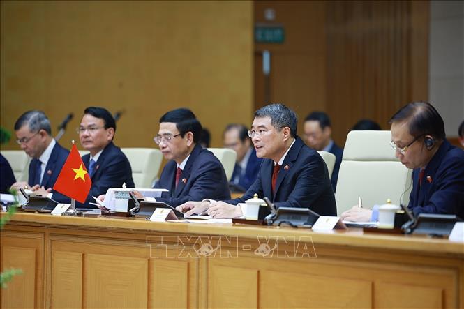 Thủ tướng Lê Minh Hưng và đoàn Việt Nam tại cuộc hội đàm với Thủ tướng Slovakia Robert Fico. Ảnh: Dương Giang-TTXVN 
