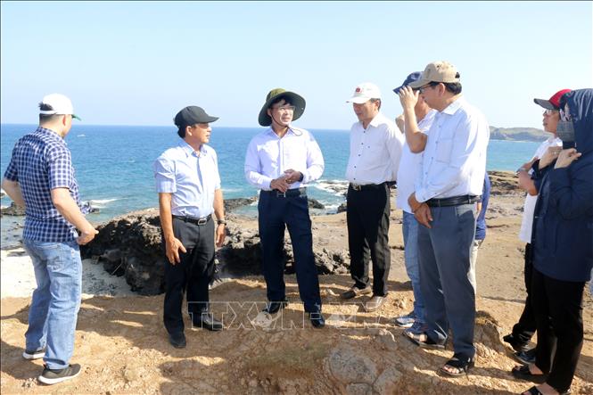 Đoàn công tác của UBND tỉnh Lâm Đồng khảo sát vị trí quy hoạch phát triển du lịch khu vực Bãi Nhỏ - Gành Hang tại đặc khu Phú Quý. Ảnh: Nguyễn Thanh - TTXVN