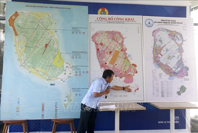 Ông Lê Hồng Lợi, Chủ tịch UBND Phú Quý giới thiệu quy hoạch phát triển kinh tế tại đặc khu. Ảnh: Nguyễn Thanh - TTXVN