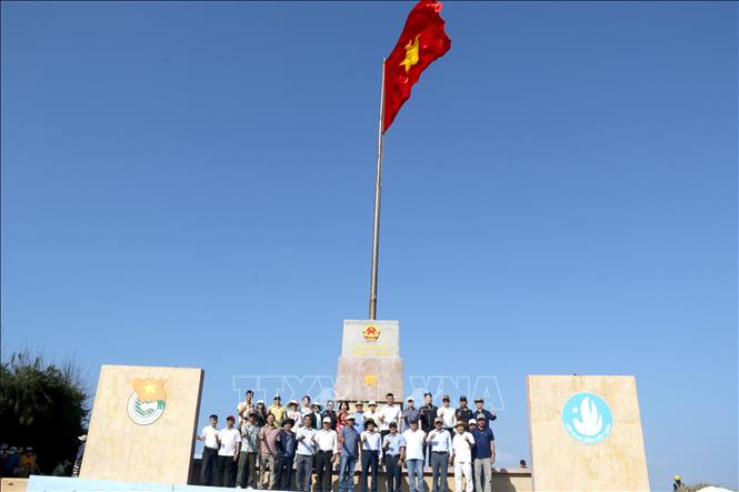 Cột cờ Chủ quyền, nơi thu hút đông đảo du khách khi đến đặc khu Phú Quý. Ảnh: Nguyễn Thanh - TTXVN