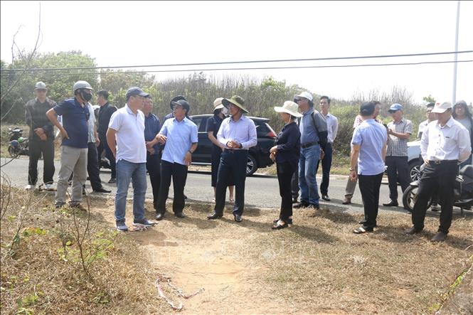 Đoàn công tác của UBND tỉnh Lâm Đồng khảo sát vị trí quy hoạch phân khu nghỉ dưỡng tổng hợp cao cấp (Khu C) diện tích khoảng 50ha tại đặc khu Phú Quý. Ảnh: Nguyễn Thanh - TTXVN