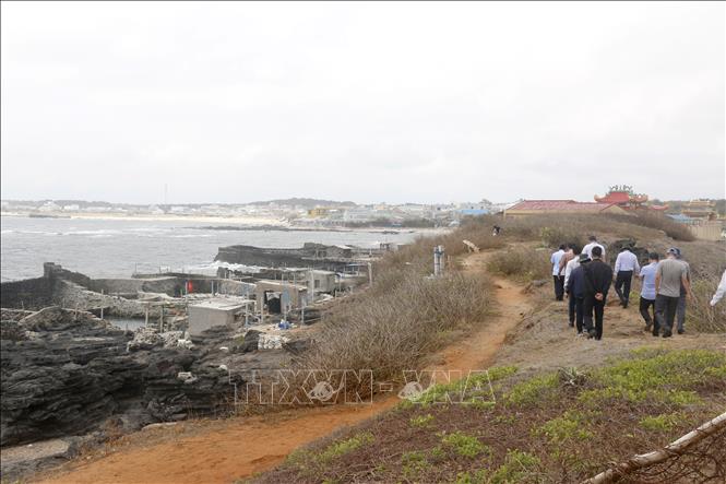 Đoàn công tác của UBND tỉnh Lâm Đồng khảo sát vị trí quy hoạch phát triển du lịch khu vực biển Mộ Thầy tại đặc khu Phú Quý. Ảnh: Nguyễn Thanh - TTXVN
