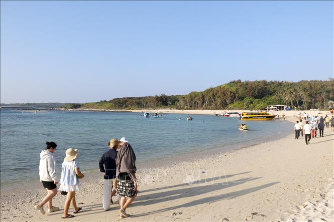 Du khách vui chơi tại bãi biển Hòn Tranh, cách đặc khu Phú Quý khoảng 1,5km. Ảnh: Nguyễn Thanh - TTXVN