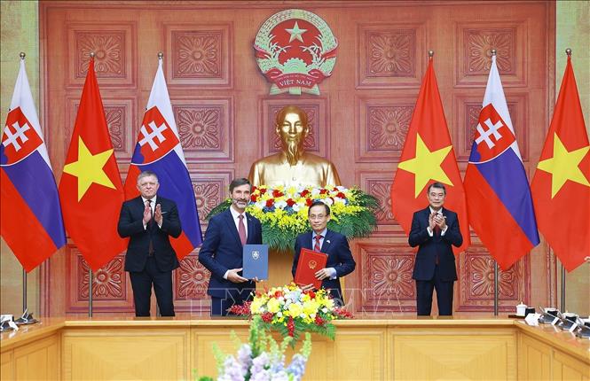 Thủ tướng Lê Minh Hưng và Thủ tướng Robert Fico chứng kiến trao Bản ghi nhớ hợp tác giữa Bộ Ngoại giao Việt Nam và Bộ Ngoại giao và các vấn đề châu Âu của Slovakia. Ảnh: Dương Giang-TTXVN  
