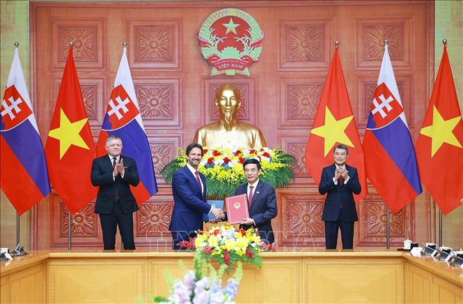 Thủ tướng Lê Minh Hưng và Thủ tướng Robert Fico chứng kiến trao Bản ghi nhớ giữa Bộ Quốc phòng Việt Nam và Bộ Quốc phòng Slovakia về hợp tác trong lĩnh vực công nghiệp quốc phòng. Ảnh: Dương Giang-TTXVN 
