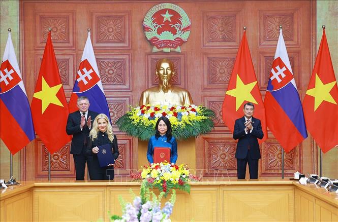 Thủ tướng Lê Minh Hưng và Thủ tướng Robert Fico chứng kiến trao Bản ghi nhớ hợp tác trong lĩnh vực văn hóa giai đoạn 2026 - 2030 giữa Bộ Văn hóa, Thể thao và Du lịch Việt Nam và Bộ Văn hóa Slovakia. Ảnh: Dương Giang-TTXVN 