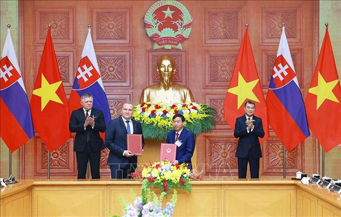 Thủ tướng Lê Minh Hưng và Thủ tướng Robert Fico chứng kiến trao Thỏa thuận hợp tác giữa Ủy ban nhân dân tỉnh Điện Biên và Chính quyền thành phố Vysoké Tatry trong các lĩnh vực kinh tế - thương mại - khoa học - kỹ thuật và văn hóa giai đoạn 2026 - 2031. Ảnh: Dương Giang-TTXVN 