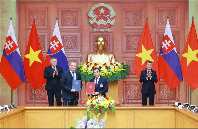 Thủ tướng Lê Minh Hưng và Thủ tướng Robert Fico chứng kiến trao Biên bản ghi nhớ giữa Ủy ban tiêu chuẩn đo lương chất lượng quốc gia (STAMEQ) và Văn phòng Tiêu chuẩn, Đo lường và Thử nghiệm Slovakia (UNMS) về hợp tác trong các lĩnh vực tiêu chuẩn hóa, đo lường, quy chuẩn kỹ thuật và đánh giá sự phù hợp, công nhận và quản lý chất lượng. Ảnh: Dương Giang - TTXVN 