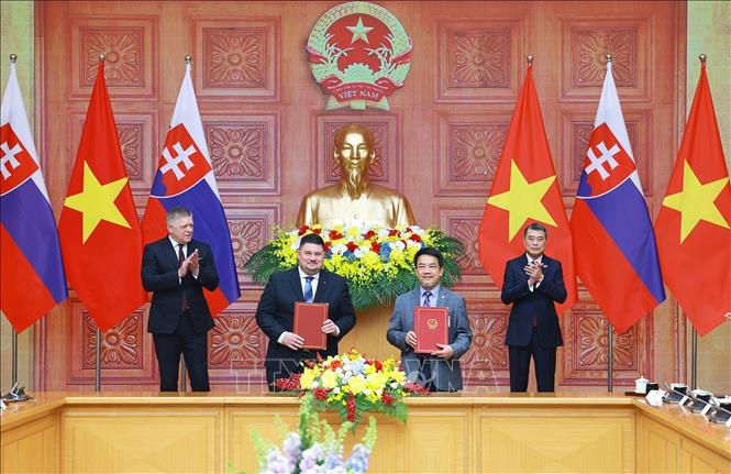 Thủ tướng Lê Minh Hưng và Thủ tướng Robert Fico chứng kiến trao Biên bản ghi nhớ Viện Năng lượng nguyên tử Việt Nam và Viện Nghiên cứu Nhà máy điện hạt nhân Slovakia. Ảnh: Dương Giang - TTXVN 