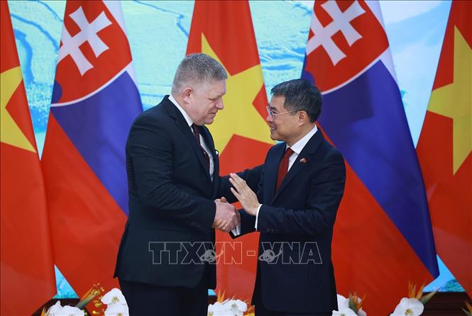 Thủ tướng Lê Minh Hưng và Thủ tướng Slovakia Robert Fico tại cuộc gặp gỡ báo chí hai nước. Ảnh: Dương Giang-TTXVN 