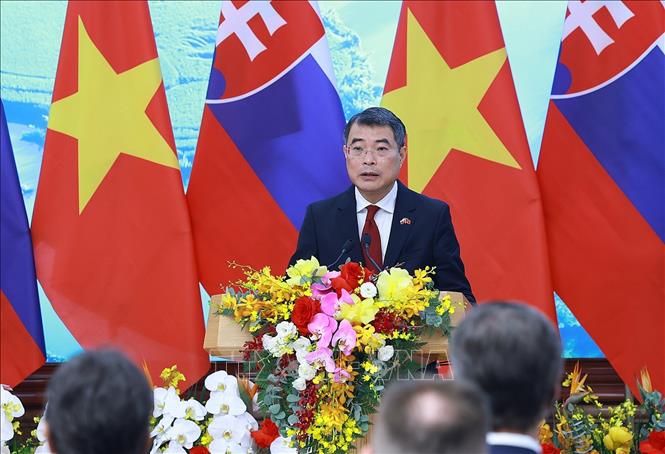 Thủ tướng Lê Minh Hưng phát biểu tại cuộc gặp gỡ báo chí hai nước. Ảnh: Dương Giang - TTXVN
