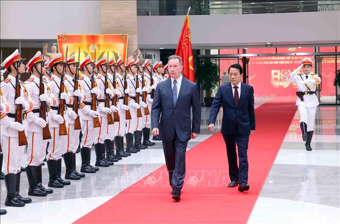 Đại tướng Lương Tam Quang, Bộ trưởng Công an Việt Nam và Đại tướng Zolotov Viktor, Giám đốc Cơ quan Vệ binh quốc gia Liên bang Nga duyệt đội danh dự Công an nhân dân. Ảnh: Phạm Kiên - TTXVN