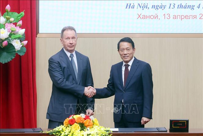 Đại tướng Lương Tam Quang, Bộ trưởng Bộ Công an và Đại tướng Zolotov Viktor, Giám đốc Cơ quan Vệ binh quốc gia Liên bang Nga. Ảnh: Phạm Kiên - TTXVN