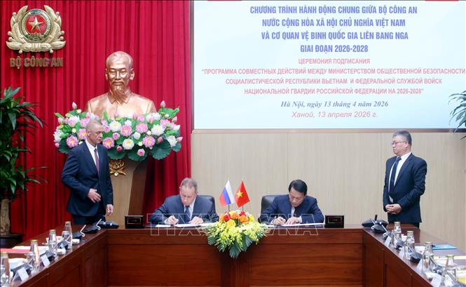 Đại tướng Lương Tam Quang, Bộ trưởng Bộ Công an và Đại tướng Zolotov Viktor, Giám đốc Cơ quan Vệ binh quốc gia Liên bang Nga ký kết Chương trình hành động chung giữa Bộ Công an Việt Nam và Cơ quan Vệ binh quốc gia Liên bang Nga giai đoạn 2026 - 2028. Ảnh: Phạm Kiên - TTXVN