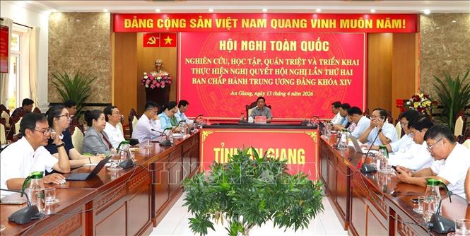Các đại biểu dự hội nghị trực tuyến tại điểm cầu UBND tỉnh An Giang. Ảnh: Lê Huy Hải - TTXVN