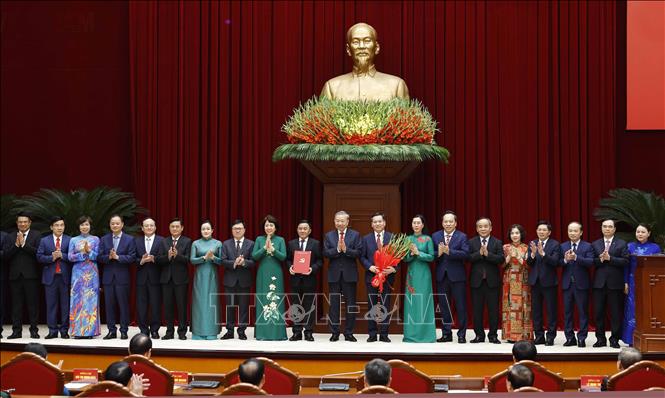 Tổng Bí thư, Chủ tịch nước Tô Lâm trao Quyết định chỉ định tham gia Ban Chấp hành, Ban Thường vụ, Bí thư, Phó Bí thư Đảng uỷ các cơ quan Đảng Trung ương nhiệm kỳ 2025 - 2030. Ảnh: Thống Nhất - TTXVN