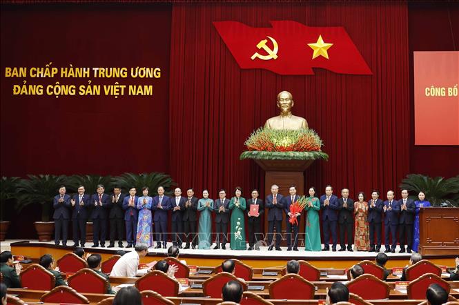 Tổng Bí thư, Chủ tịch nước Tô Lâm trao Quyết định chỉ định tham gia Ban Chấp hành, Ban Thường vụ, Bí thư, Phó Bí thư Đảng uỷ các cơ quan Đảng Trung ương nhiệm kỳ 2025 - 2030. Ảnh: Thống Nhất - TTXVN