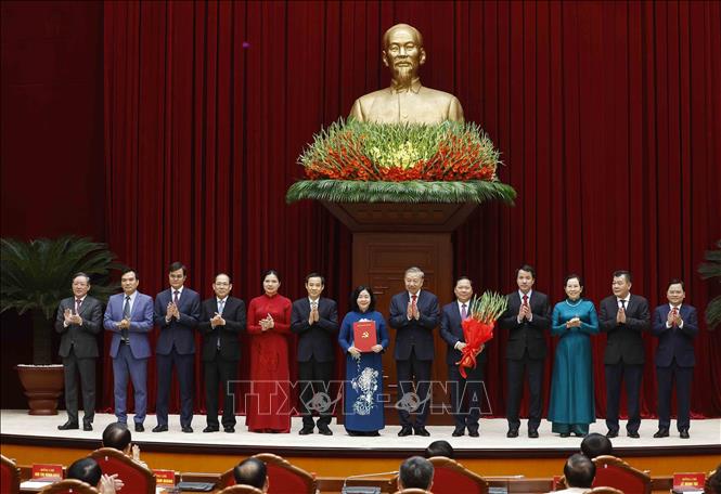 Tổng Bí thư, Chủ tịch nước Tô Lâm trao Quyết định chỉ định tham gia Ban Chấp hành, Ban Thường vụ, Bí thư, Phó Bí thư Đảng uỷ Mặt trận Tổ quốc, các đoàn thể Trung ương nhiệm kỳ 2025 - 2030. Ảnh: Thống Nhất - TTXVN