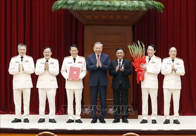Tổng Bí thư, Chủ tịch nước Tô Lâm trao Quyết định chỉ định tham gia Ban Chấp hành, Ban Thường vụ, Bí thư, Phó Bí thư Đảng uỷ Công an Trung ương nhiệm kỳ 2025 - 2030. Ảnh: Thống Nhất - TTXVN