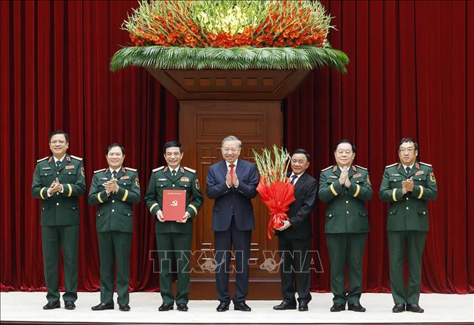 Tổng Bí thư, Chủ tịch nước Tô Lâm trao Quyết định chỉ định tham gia Quân uỷ, Ban Thường vụ, Bí thư, Phó Bí thư Quân uỷ Trung ương nhiệm kỳ 2025 - 2030. Ảnh: Thống Nhất - TTXVN