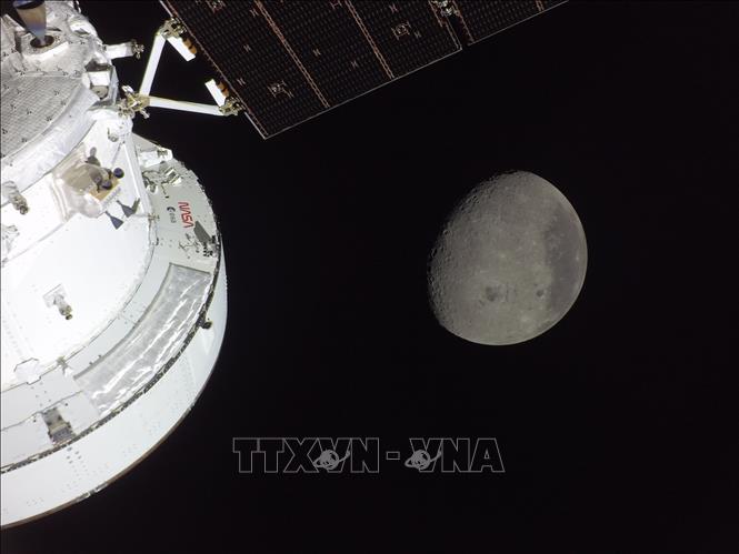 Hình ảnh Mặt Trăng và tàu vũ trụ Orion thực hiện sứ mệnh Artemis II, ngày 6/4/2026. Ảnh: THX/TTXVN