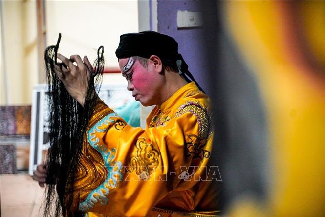 Diễn viên hóa trang khuôn mặt tùy theo tính cách vai diễn của mình. Ảnh: Khánh Hoà - TTXVN