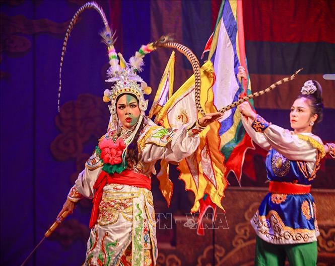 Trên sân khấu, vai diễn của nghệ sĩ được tỏa sáng nhiều nhờ sự hóa trang tài tình của nhân vật. Ảnh: Khánh Hoà - TTXVN