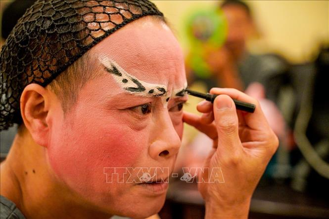 Diễn viên hóa trang khuôn mặt tùy theo tính cách vai diễn của mình. Ảnh: Khánh Hoà - TTXVN