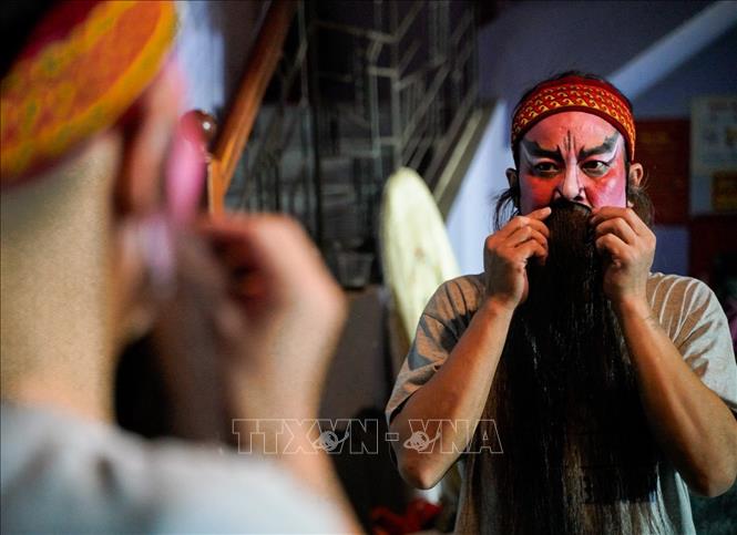 Diễn viên hóa trang khuôn mặt tùy theo tính cách vai diễn của mình. Ảnh: Khánh Hoà - TTXVN