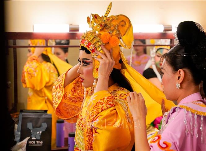 Diễn viên hóa trang khuôn mặt tùy theo tính cách vai diễn của mình. Ảnh: Khánh Hoà - TTXVN