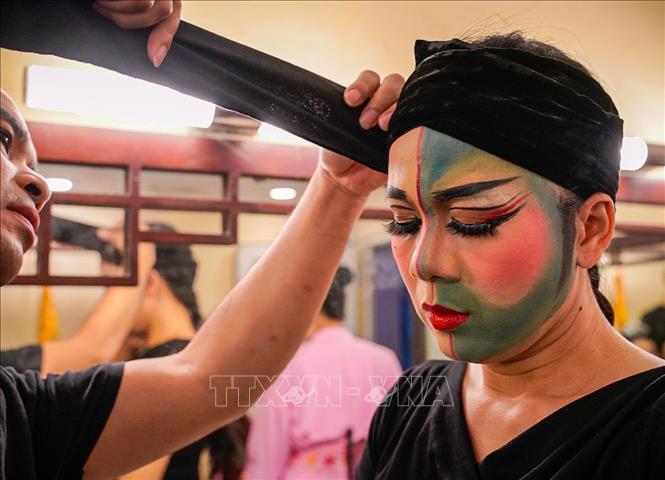 Những gương mặt hoá trang cầu kỳ tạo nên sức hút của Tuồng. Ảnh: Khánh Hoà - TTXVN