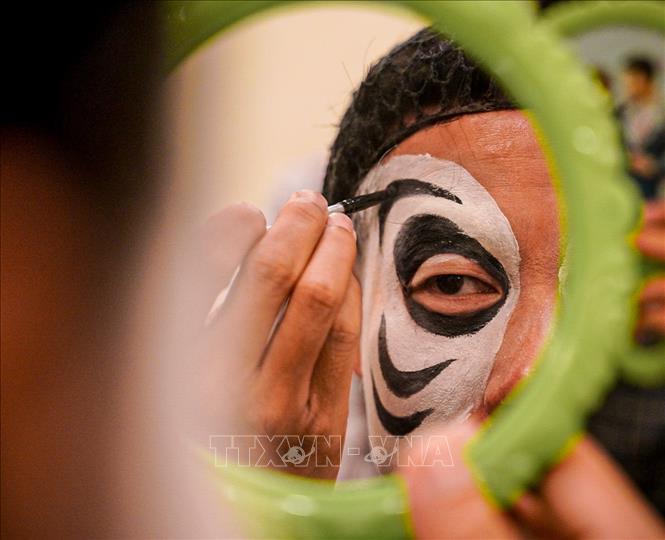 Hóa trang trong nghệ thuật Tuồng là một quá trình cực kỳ công phu, không chỉ để làm đẹp mà còn nhằm 