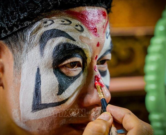 Hóa trang trong nghệ thuật Tuồng là một quá trình cực kỳ công phu, không chỉ để làm đẹp mà còn nhằm 