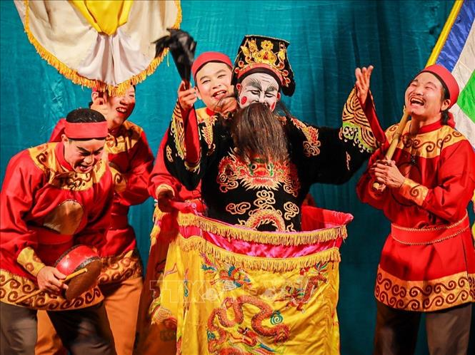 Trên sân khấu, vai diễn của nghệ sĩ được tỏa sáng nhiều nhờ sự hóa trang tài tình của nhân vật. Ảnh: Khánh Hoà - TTXVN