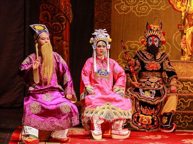 Trên sân khấu, vai diễn của nghệ sĩ được tỏa sáng nhiều nhờ sự hóa trang tài tình của nhân vật. Ảnh: Khánh Hoà - TTXVN