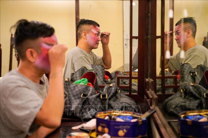 Diễn viên hóa trang khuôn mặt tùy theo tính cách vai diễn của mình. Ảnh: Khánh Hoà - TTXVN