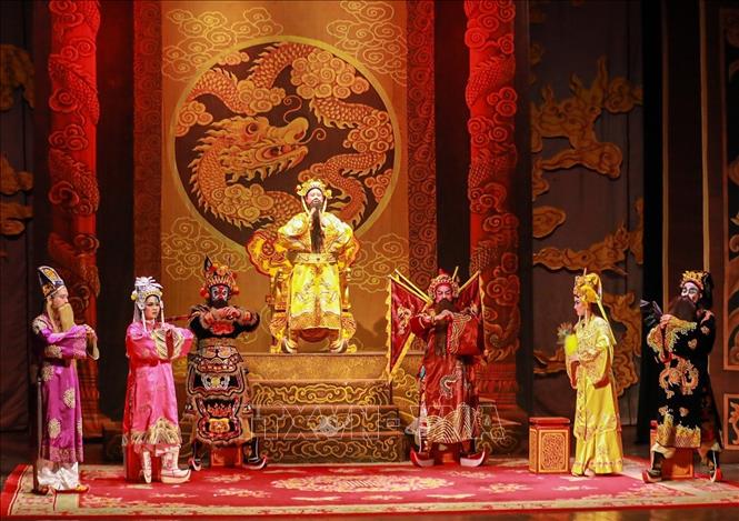 Trên sân khấu, vai diễn của nghệ sĩ được tỏa sáng nhiều nhờ sự hóa trang tài tình của nhân vật. Ảnh: Khánh Hoà - TTXVN