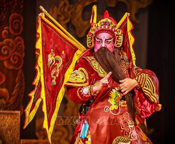 Mỗi kiểu mặt - đỏ, đen, rằn, dữ hay hiền - đều gợi lên tính cách. Khi kết hợp với lời thoại, động tác và phục trang, nhân vật mới thật sự sống trọn trên sân khấu. Ảnh: Khánh Hoà - TTXVN