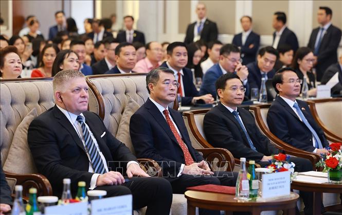 Thủ tướng Lê Minh Hưng và Thủ tướng Slovakia Robert Fico tham dự Diễn đàn doanh nghiệp Slovakia – Việt Nam năm 2026. Ảnh: Dương Giang - TTXVN 
